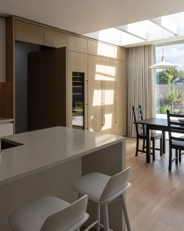 This suburban Dublin home has been modernised thanks to a clean, contemporary extension. 

“The new layout we believe is successful in giving the original house a new breath of life,” as Róisín Power, director at Aró Architects explains, “one with generous open plan spaces, framed and intentional views of the natural environment beyond the house and a sense of calm order which makes it a very inviting and relaxing home to experience and to live in for our clients.”

Take a tour at the link in bio.

Architects: @aro.architects
Photography: @ste_murray