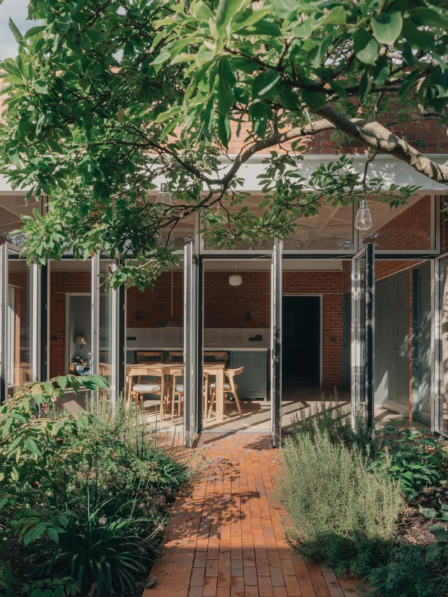 This extension to this Dublin Edwardian home cleverly works with the original design of the home, creating a new outdoor “room” in the process. See more of this project by @ryanwkennihan in the spring/summer issue of IMAGE Interiors, on shelves now, or click the link in our bio to buy online. 

Photography by @shantanustarick