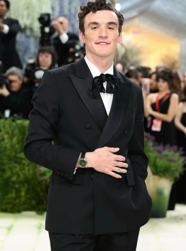 Irish actor @donal.finn wearing @paulsmithdesign at the Met Gala 2026.?

#metgala