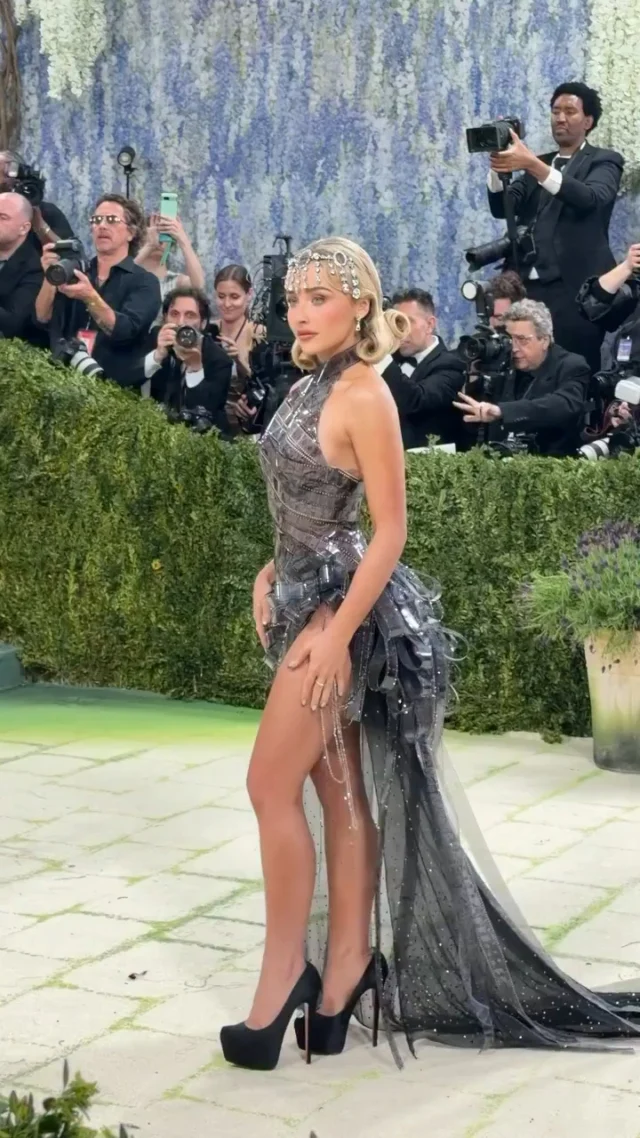 @sabrinacarpenter wearing @dior at the Met Gala 2026.

#metgala
